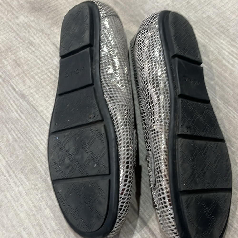 Vionic silver loafers women’s size 9’metallic snake skin - Picture 4 of 4